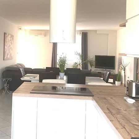 Lovely 3 Bedroom Apartment In Quiet Area W/ Pool بولا المظهر الخارجي الصورة