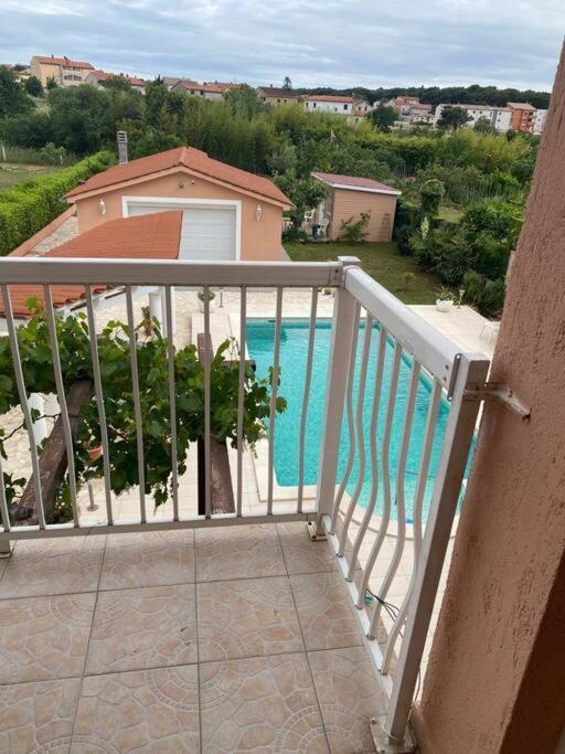 Lovely 3 Bedroom Apartment In Quiet Area W/ Pool بولا المظهر الخارجي الصورة