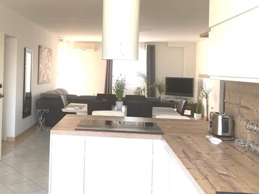 Lovely 3 Bedroom Apartment In Quiet Area W/ Pool بولا المظهر الخارجي الصورة