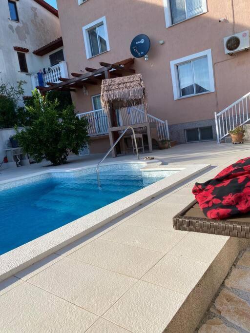 Lovely 3 Bedroom Apartment In Quiet Area W/ Pool بولا المظهر الخارجي الصورة