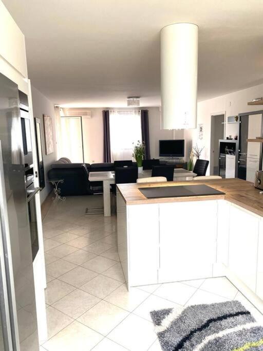 Lovely 3 Bedroom Apartment In Quiet Area W/ Pool بولا المظهر الخارجي الصورة